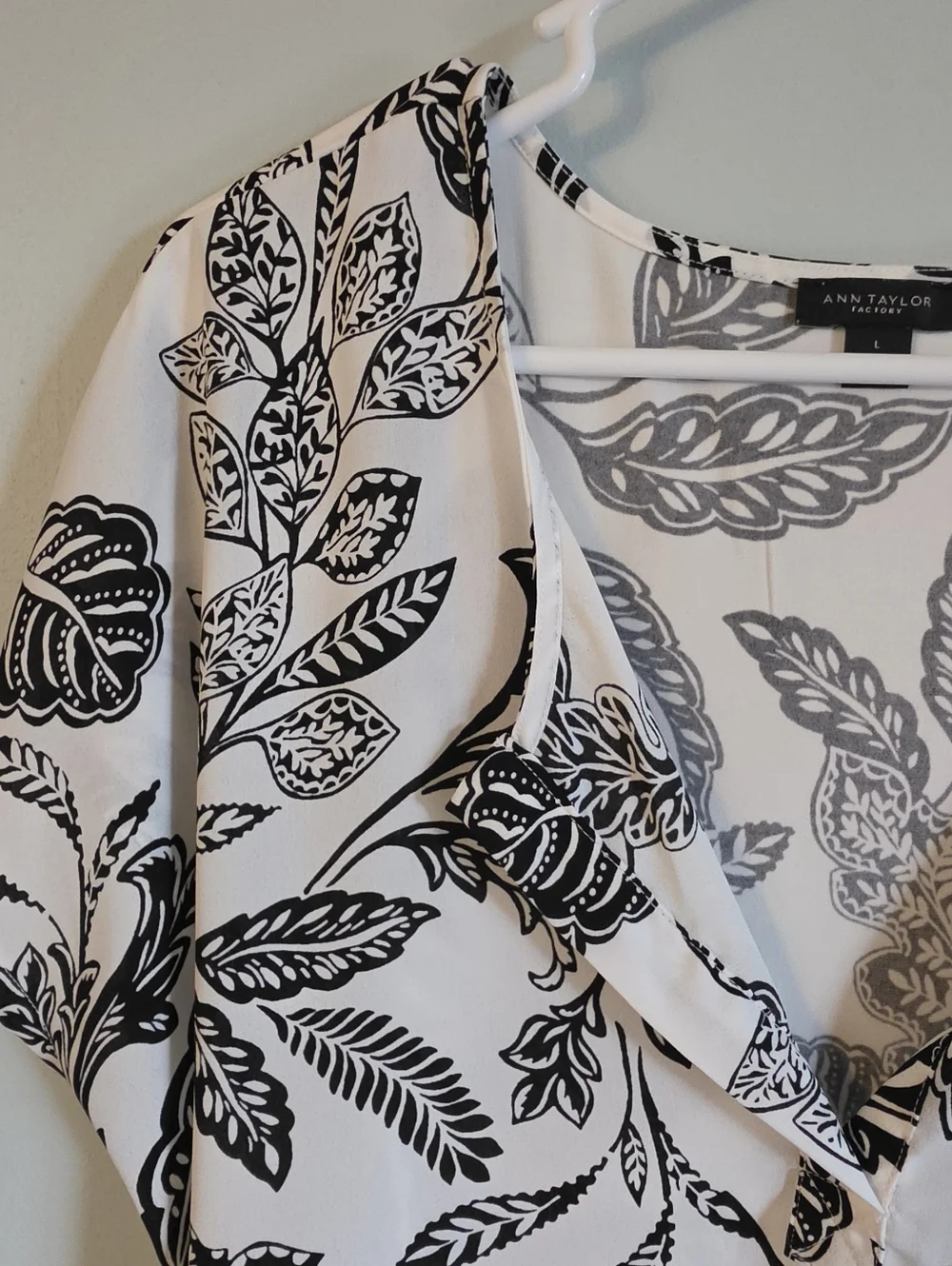 Ann Taylor Black & White Leaf-Print V-Neck Blouse